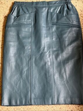 Rare color excelled collection Women's Teal Leather Skirt. Size 10
